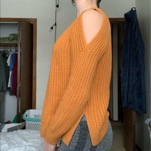 Sweater with open shoulders